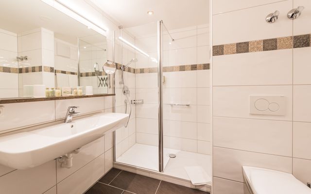 Badezimmer Nymphenburg A+ C - angenehmer Platz zum Verweilen. Manche Zimmer im 3. Stock haben eine Badewanne