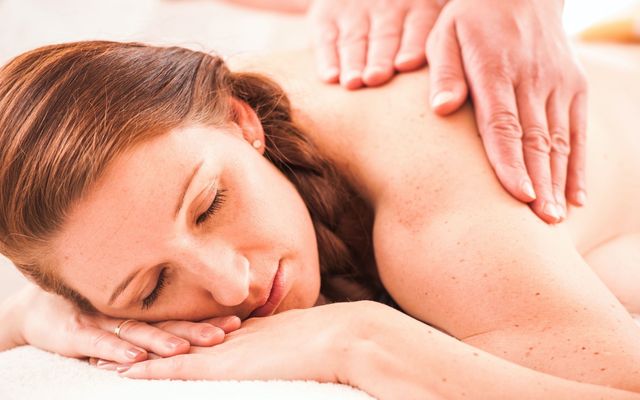 Aromaölmassage: Fließende Massagegriffe und verschiedene Aromen für Entspannung uns ausgeglichenen Energiehaushalt. Ca. 25 Minuten