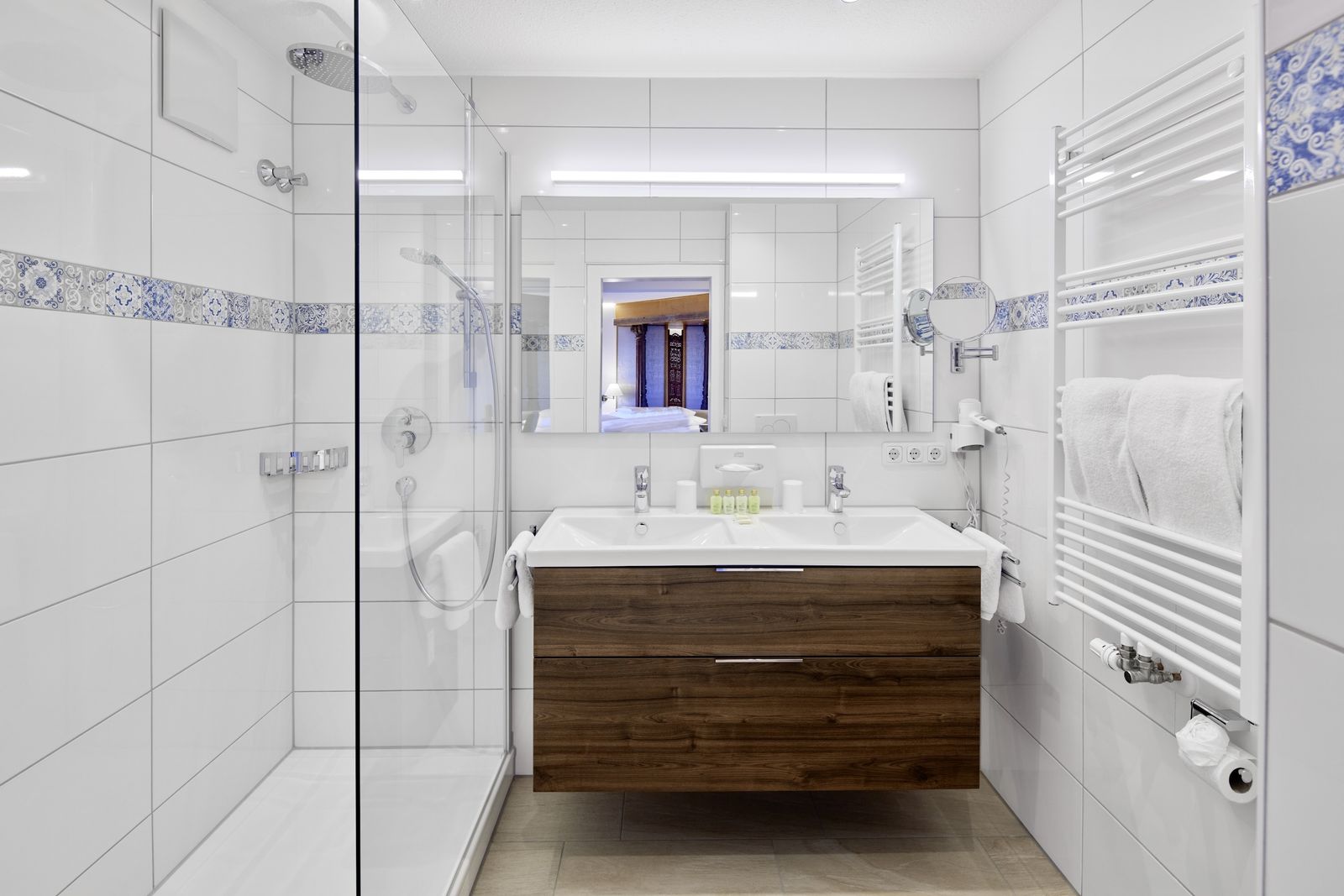 Schönes Badezimmer zum Wohlfühlen mit großer Regen-Dusche - in allen 18er Zimmern