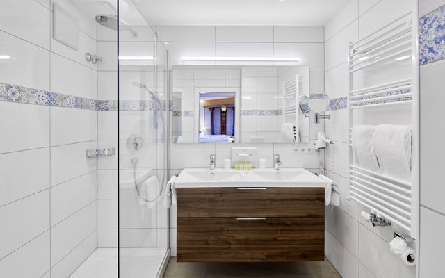 Schönes Badezimmer zum Wohlfühlen mit großer Regen-Dusche - in allen 18er Zimmern