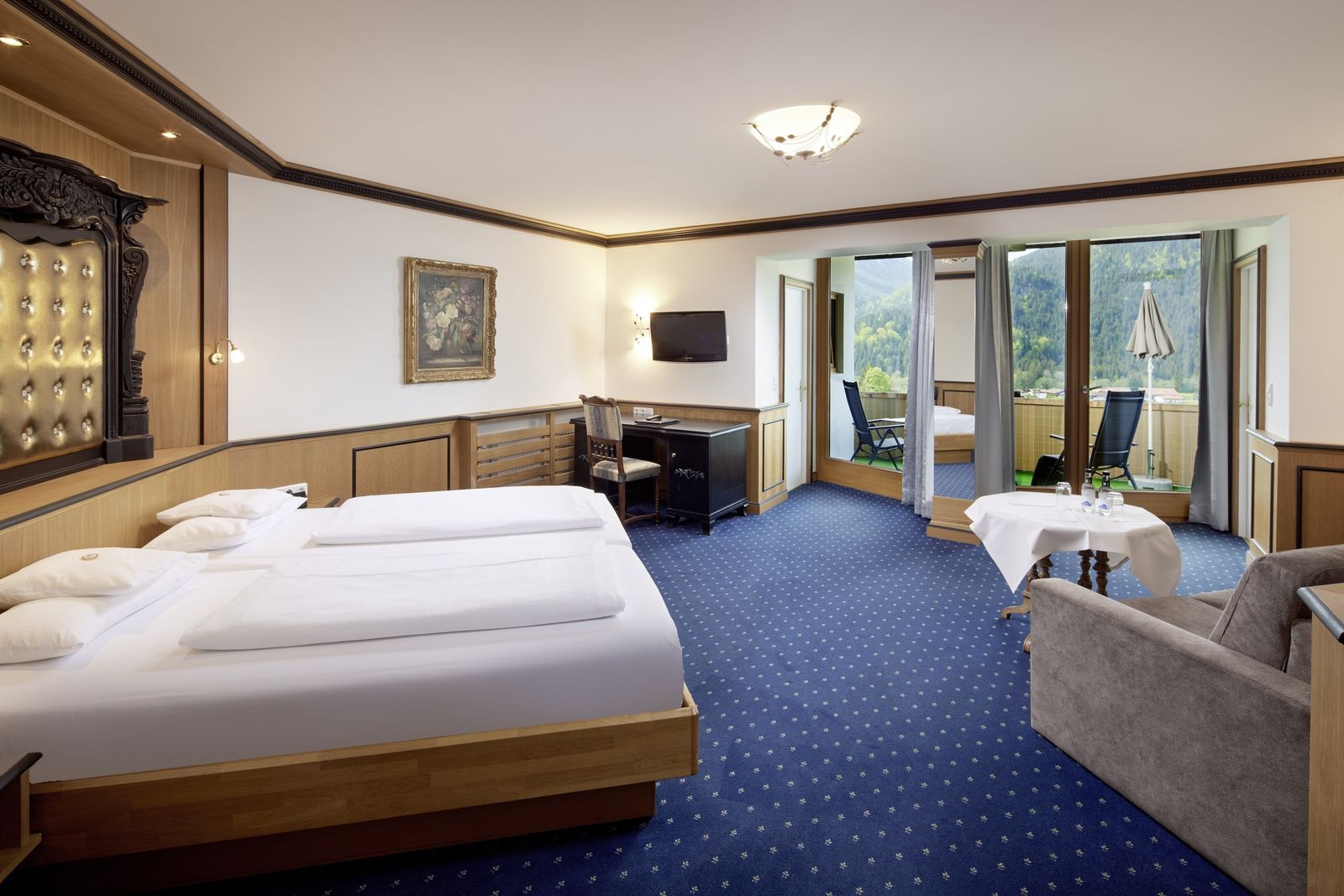 Linderhof 214 - großes Zimmer mit Südbalkon & Bergblick. Zwei separate Bäder.