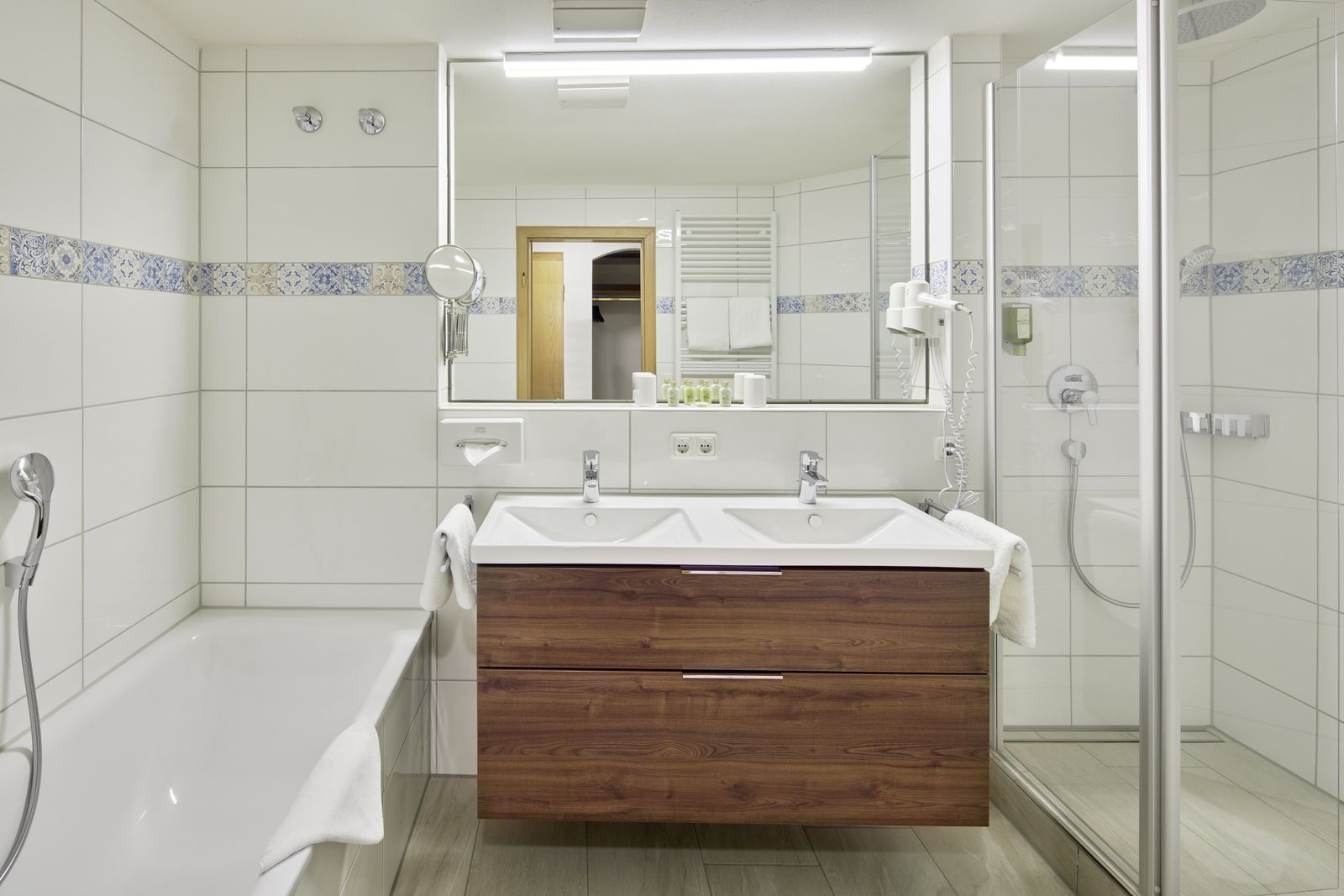 Bad der Linderhof-Zimmer (102/103/201/202/203) mit Badewanne und Dusche. Separates WC.