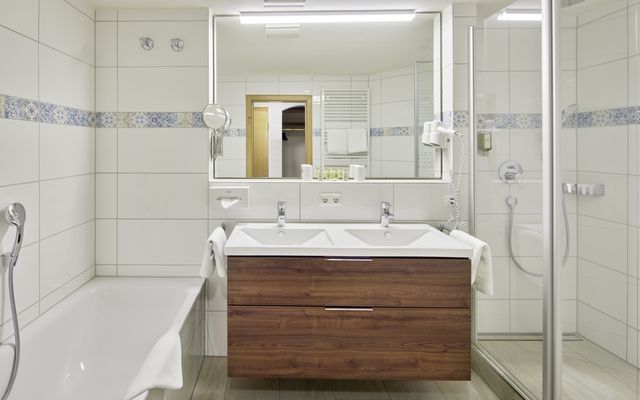 Bad der Linderhof-Zimmer (102/103/201/202/203) mit Badewanne und Dusche. Separates WC.