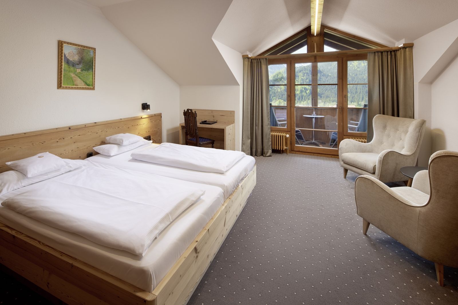 Nymphenburg B - gemütliche, 2022 renovierte Zimmer mit Dachgauben-Balkon, begehbarem Kleiderschrank und Blick in die Berge.