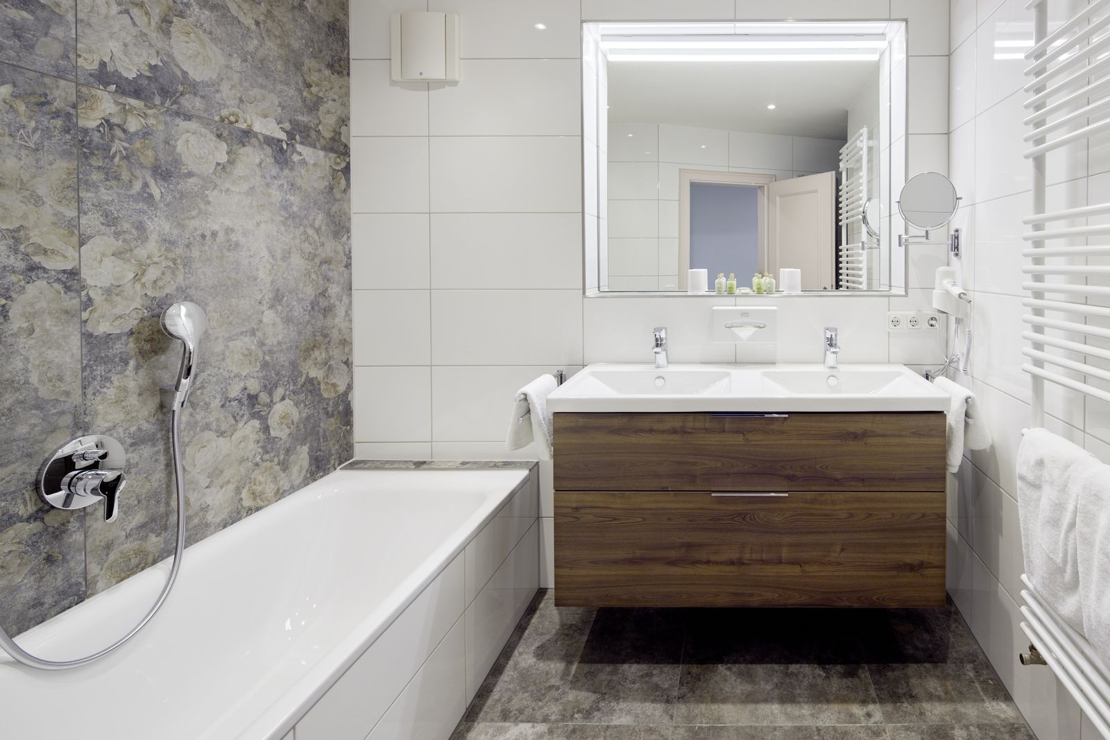 Romantisches Bad mit Badewanne und Dusche mit Regenbrause. Separates WC.