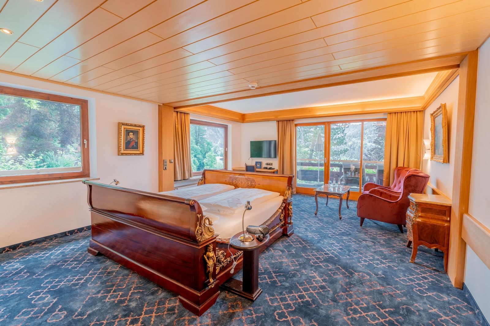 Unsere Junior Suite "Ludwig" inspiriert vom Märchenkönig mit Schwanenbett.