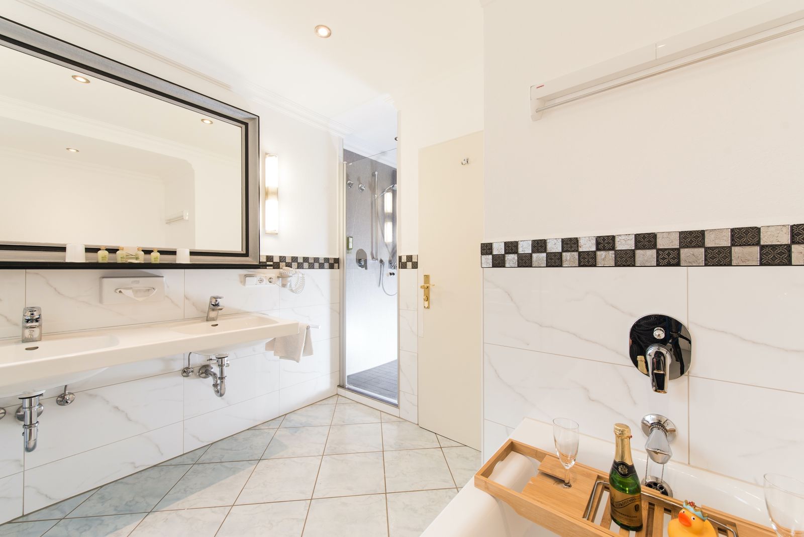 Junior Suite "Ludwig" - Badezimmer mit Tageslicht