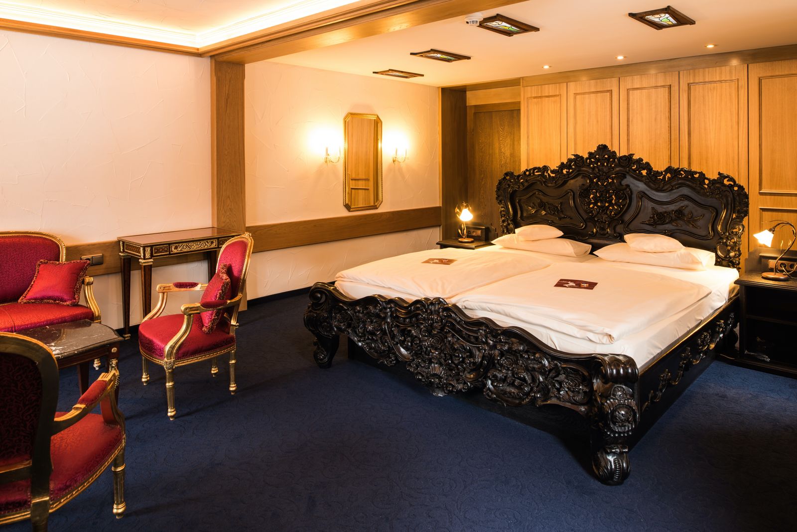 Unsere Junior-Suite Sissi, romantisch mit Rosenbett.