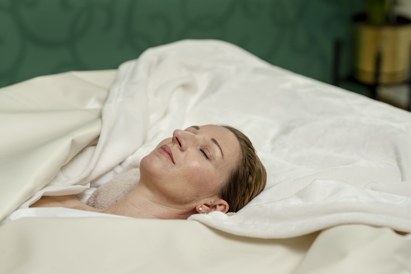 Relax in our "Softpack lounger", which envelops you like a waterbed, and let the aloe vera wrap regenerate your skin and provide it with much-needed moisture.