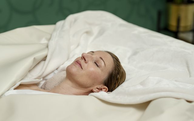Entspannen Sie sich in unserer Softpackliege, die Sie wie ein Wasserbett umschließt und lassen Sie die Aloe-Vera-Packung Ihre Haut regenerieren und mit der so nötigen Feuchtigkeit versorgen.