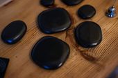 Hot-Stones-Massage Rückenbehandlung