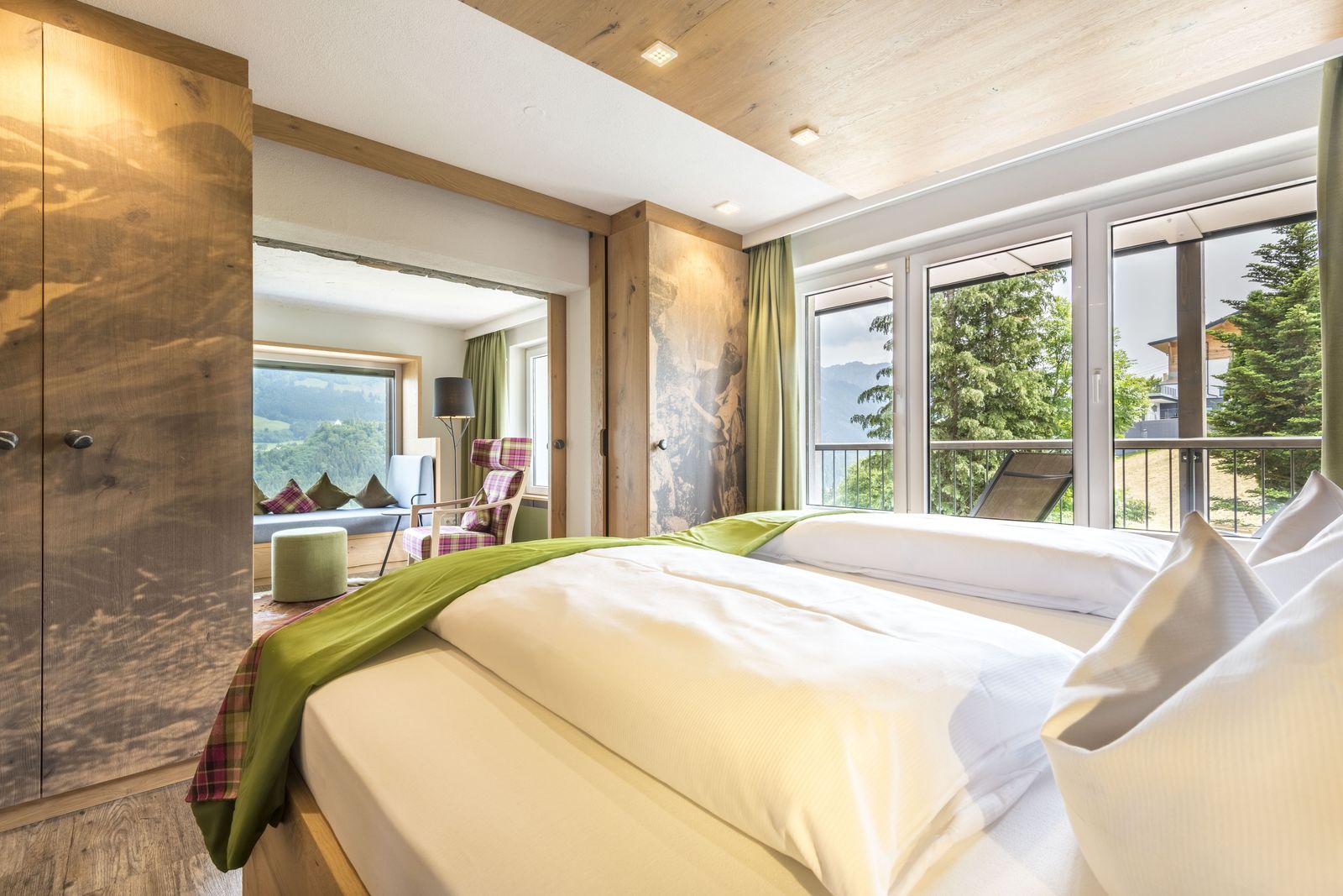 ZimmerdetailGipfelstürmer  - SuitenTalseite mit Panorama-Rundblick image 1 - Allgäuhotel Tanneck