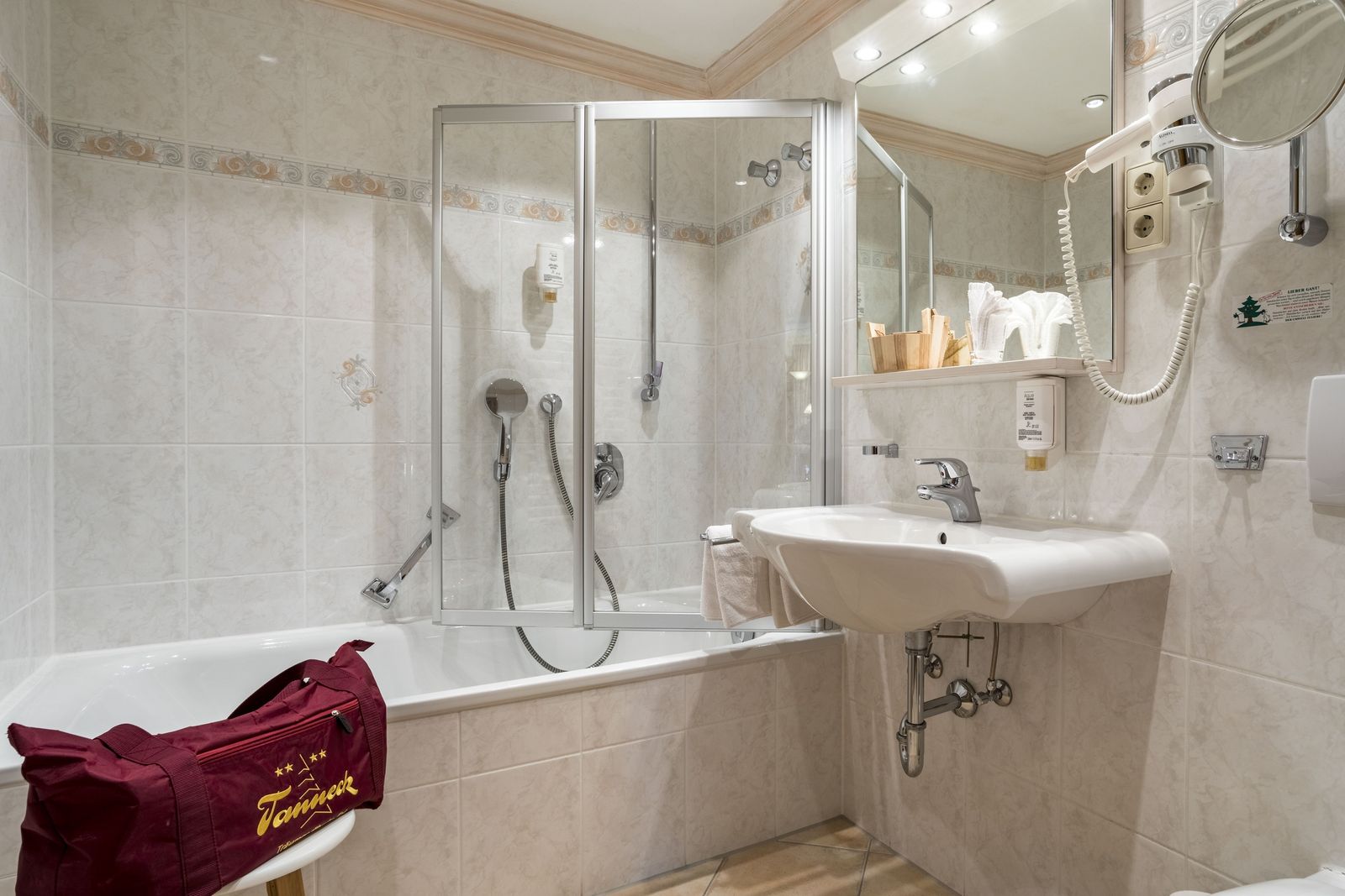 ZimmerdetailHöfats groß - EinzelzimmerTalseite mit Panoramablick image 2 - Allgäuhotel Tanneck