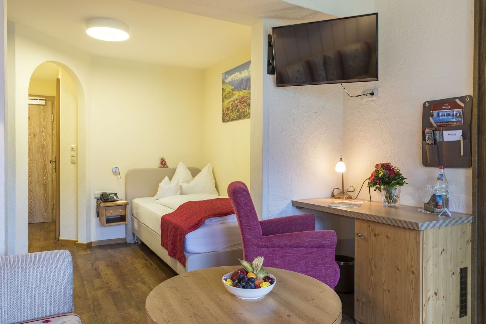 ZimmerdetailHöfats klein - EinzelzimmerTalseite mit Panoramablick image 2 - Allgäuhotel Tanneck