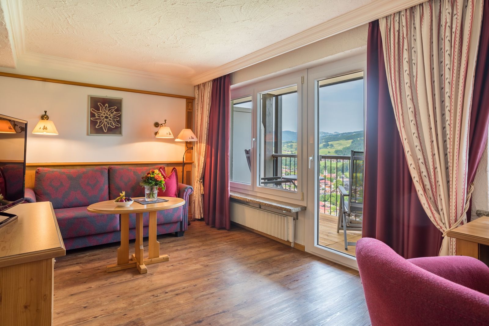 ZimmerdetailSonnenkopf - DoppelzimmerTalseite mit Panoramablick image 1 - Allgäuhotel Tanneck