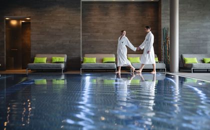 Rritzenhof - Romantic spa by the lake - Couple holding hands - Indoor pool