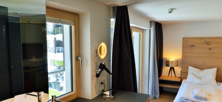 DAS GRASECK - mountain hideaway & health care: Room with balcony image #6