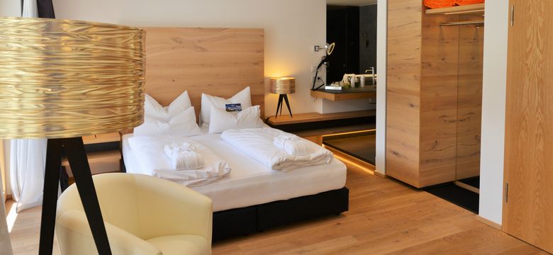 DAS GRASECK - mountain hideaway & health care: Panorama room sunny side with balcony image #5