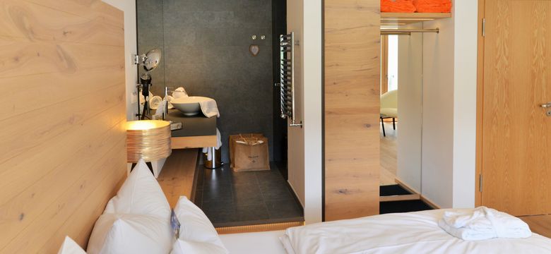 DAS GRASECK - mountain hideaway & health care: Panorama room sunny side with balcony image #3