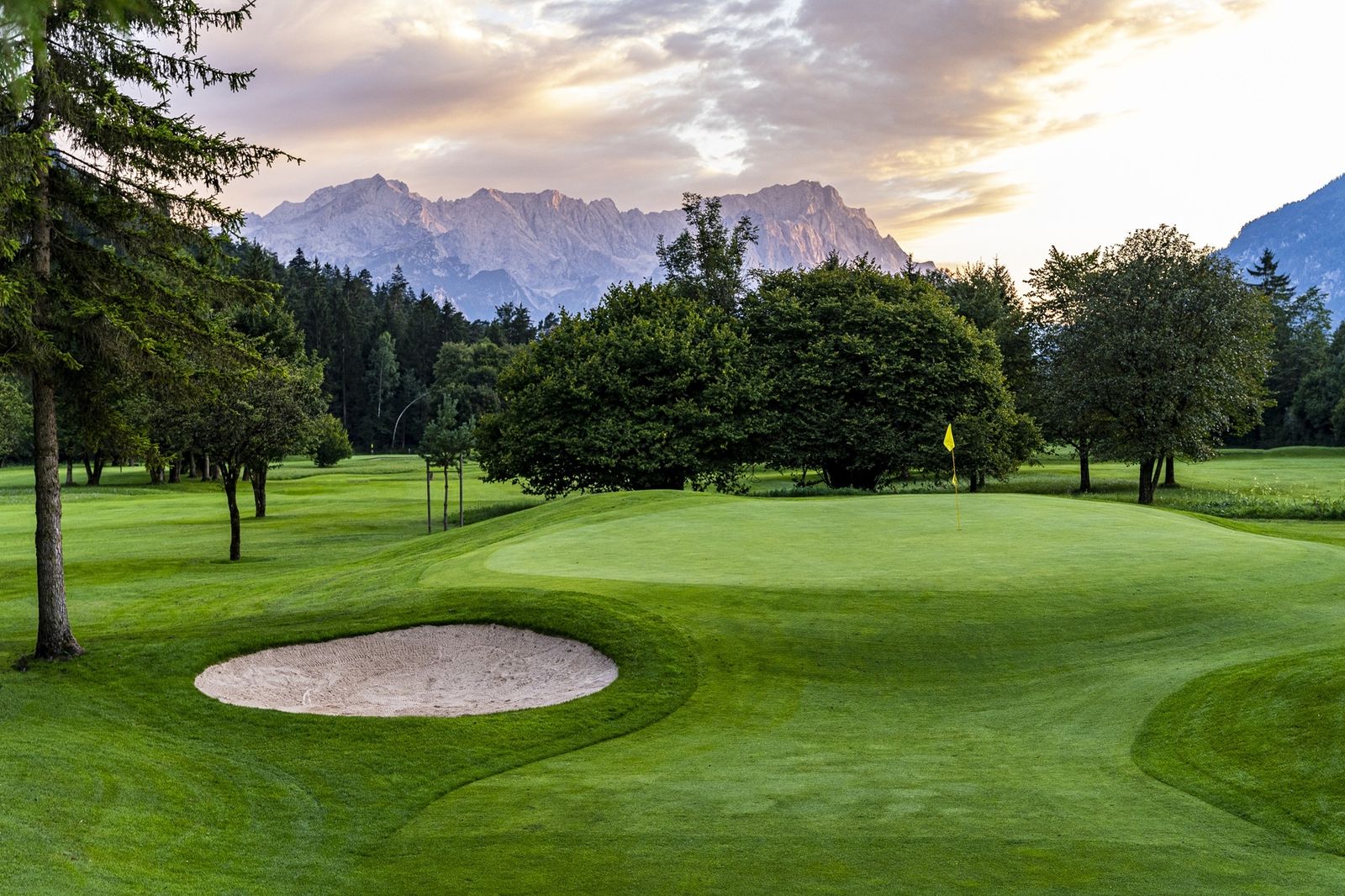 Green & Blue image 1 - Eibsee Hotel