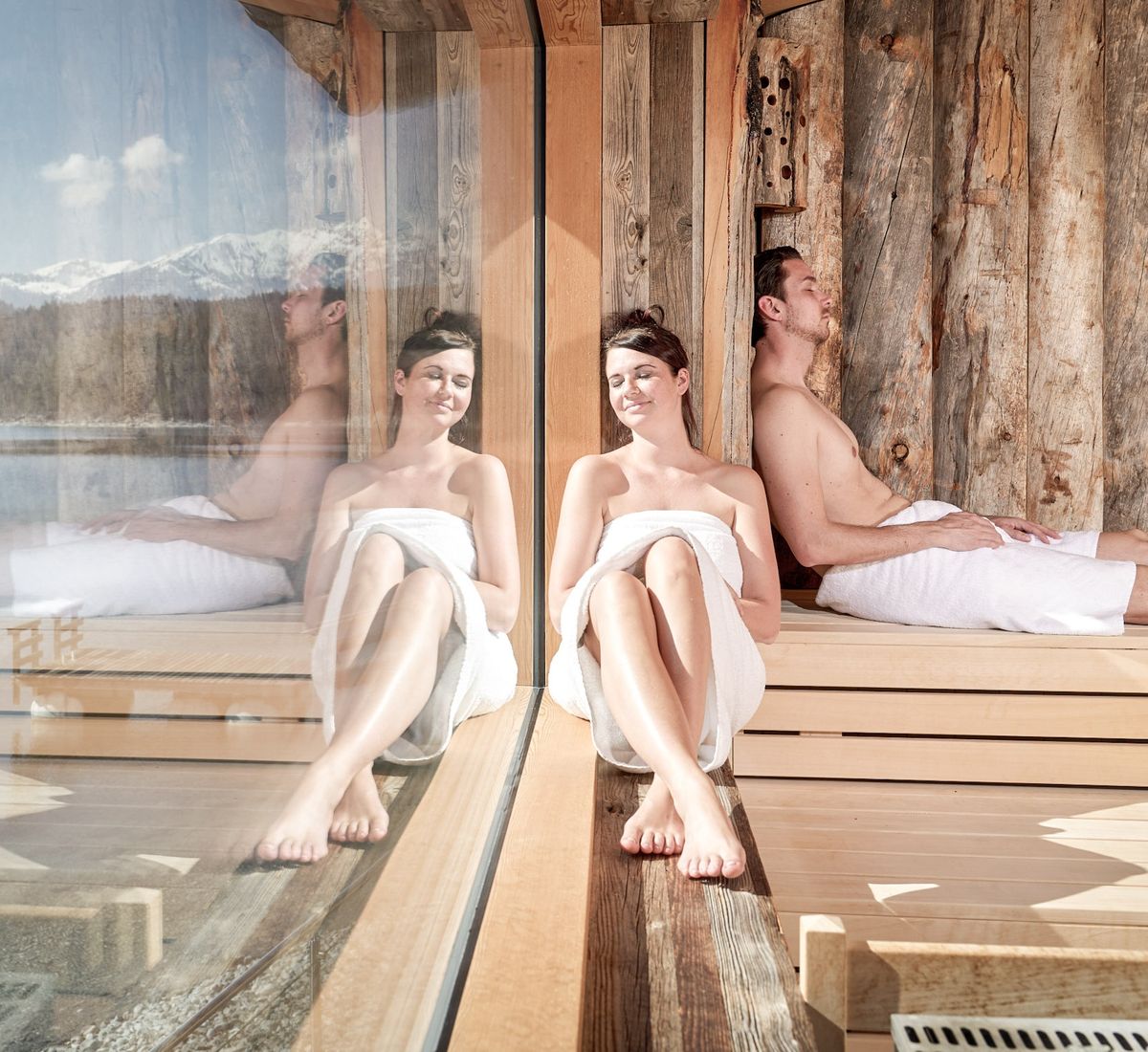 Frau sitzt in der Sauna im Spabereich des Eibsee Hotel