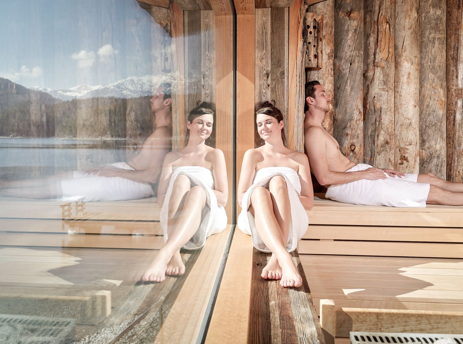 Frau sitzt in der Sauna im Spabereich des Eibsee Hotel