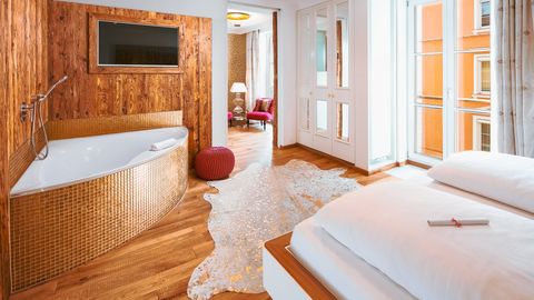 Golden Lobster Junior Suite