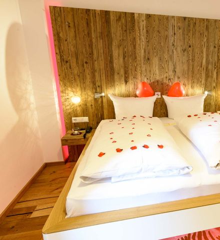 Romantikdekoration mit Kerzen und Rosenblättern - YachtHotel Helvetia Lindau