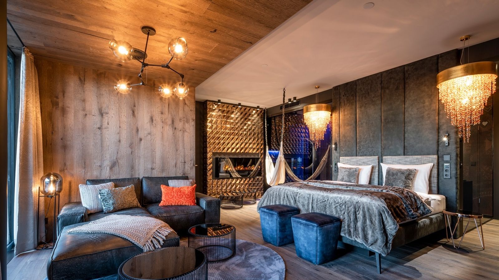 Die moderne und luxuriöse Golden-Sky-Suite mit kuscheligem Bett, liebevollen Details und großem Sofa zum entspannen.