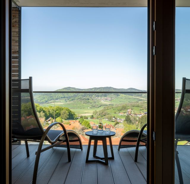 Balkon und Sitzmöglichkeit mit traumhaftem Ausblick über den Bayerischen Wald.