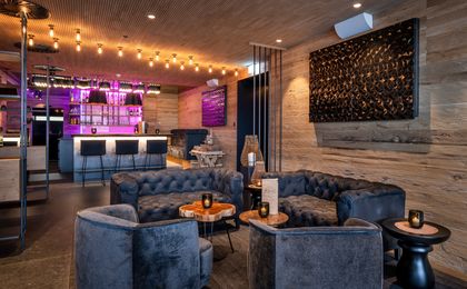 Gemütlich und modern eingerichtete Bar für einzigartige Abende.