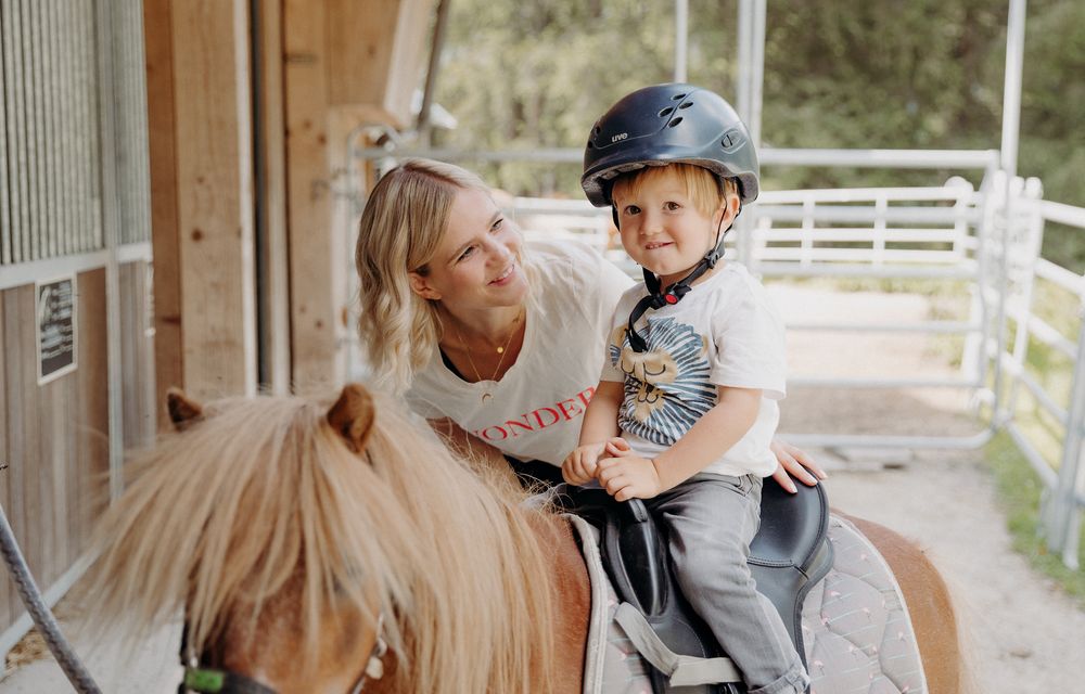 Reitunterricht und Pony führen gratis