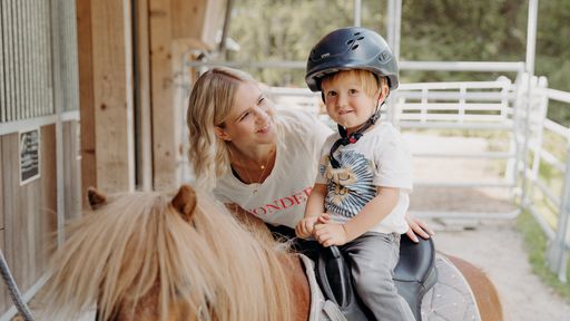 Ponyreiten mit kleinen Kindern