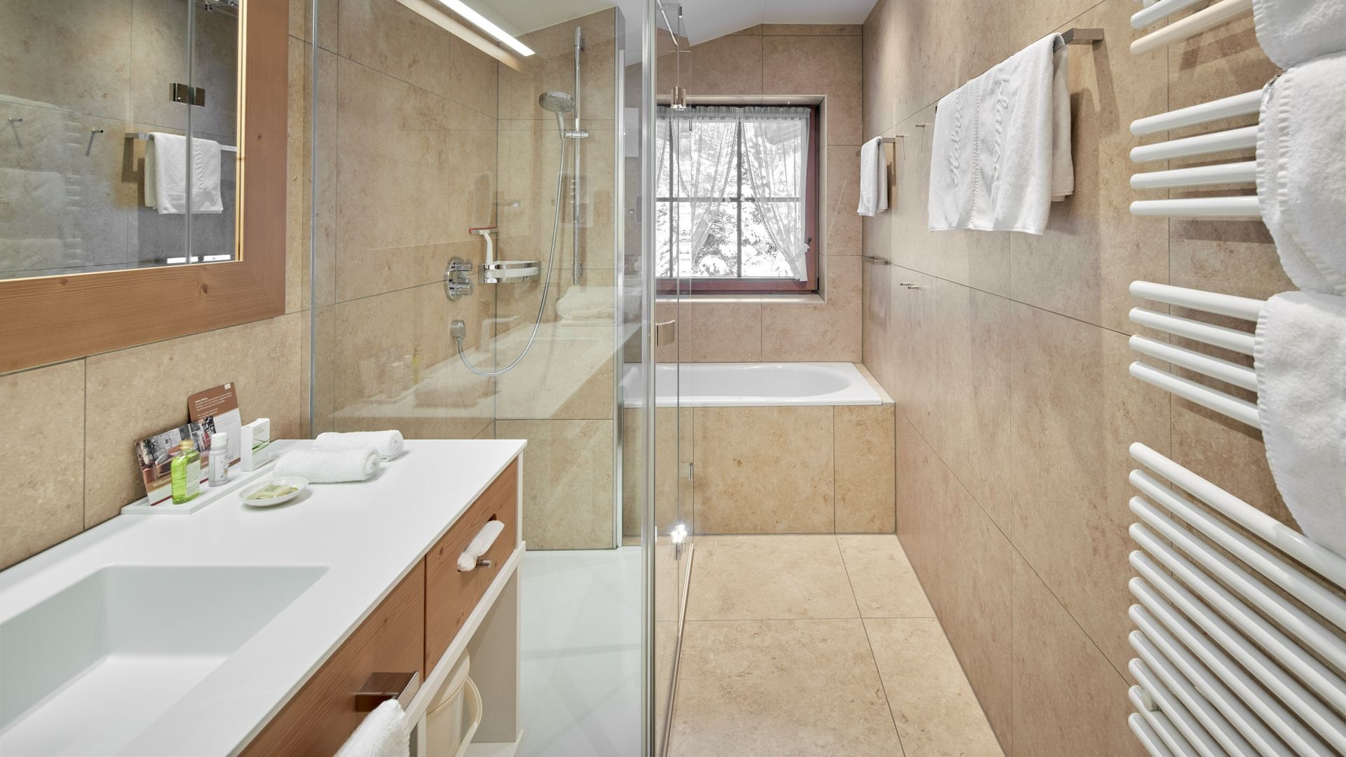 Badezimmer mit Dusche und Badewanne im Typ »Saphir«