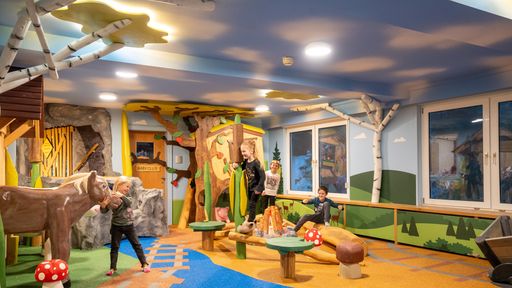 Indoorspielplatz mit Bauernhof, Lagerfeuer, Mine, Rutsche, Bällebad ...