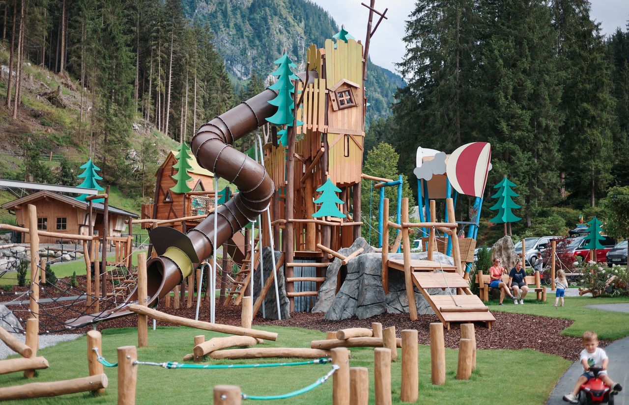 Outdoor_Spielplatz_Rutschenturm_Familie.jpg