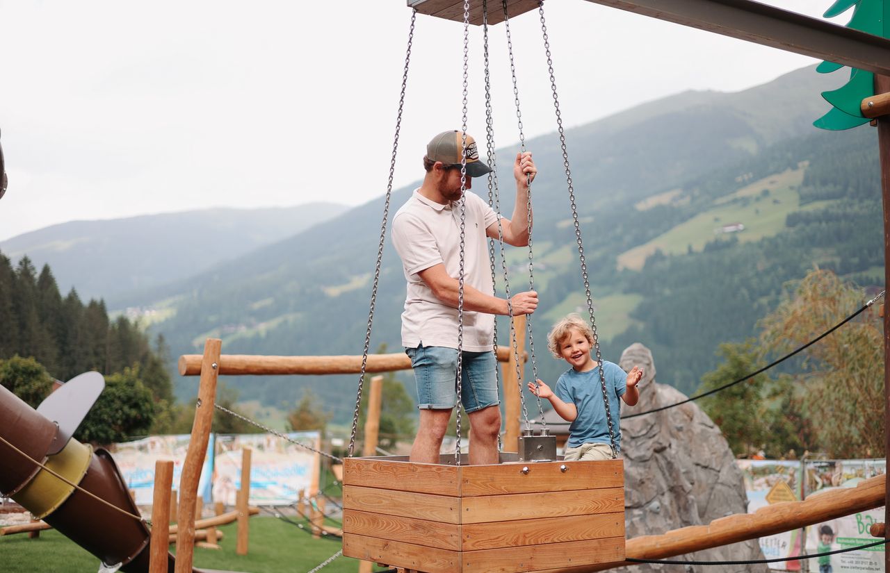 Familie_Spielplatz_Seilzug.jpg