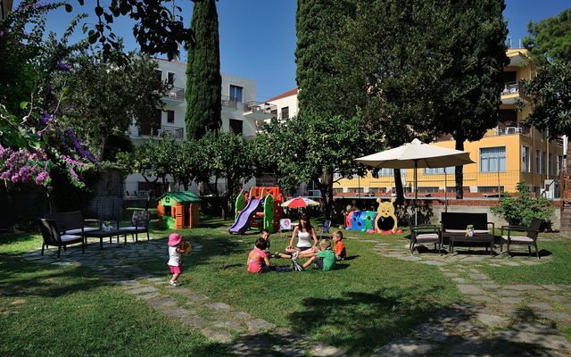 Spielbereich für Kinder im Garten mit Kinderbetreuung