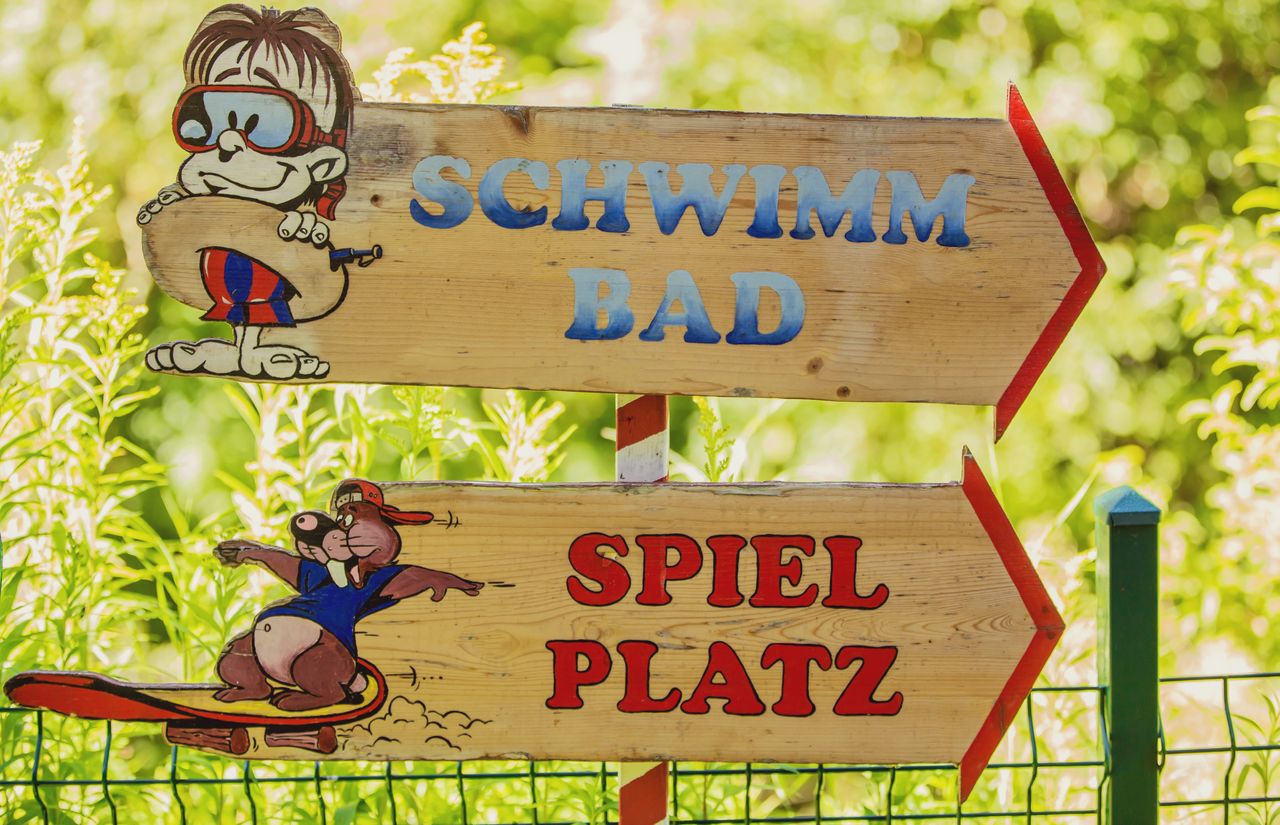 Schwimmbad und Spielplatz