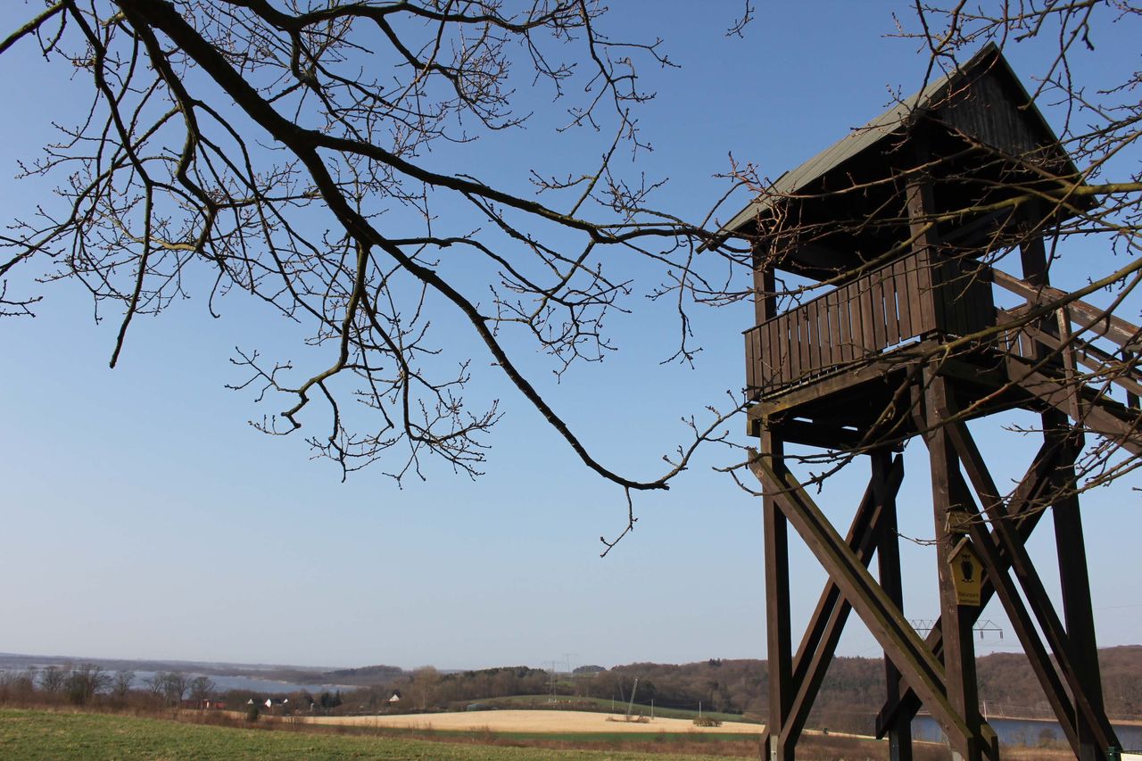 Foto von einem Holzturm, der eine wunderbare Aussicht über die Umgebung bietet und zu einem Kurzurlaub nach Heringsdorf einlädt