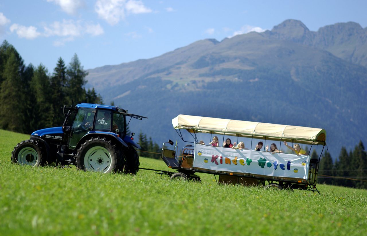 Familienhotel Kreuzwirt - Kinder-Ausflug mit dem Traktor