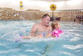 Schwimmen lernen im Urlaub – Familienhotel Schwarzwald Hotel Engel Todtnauberg