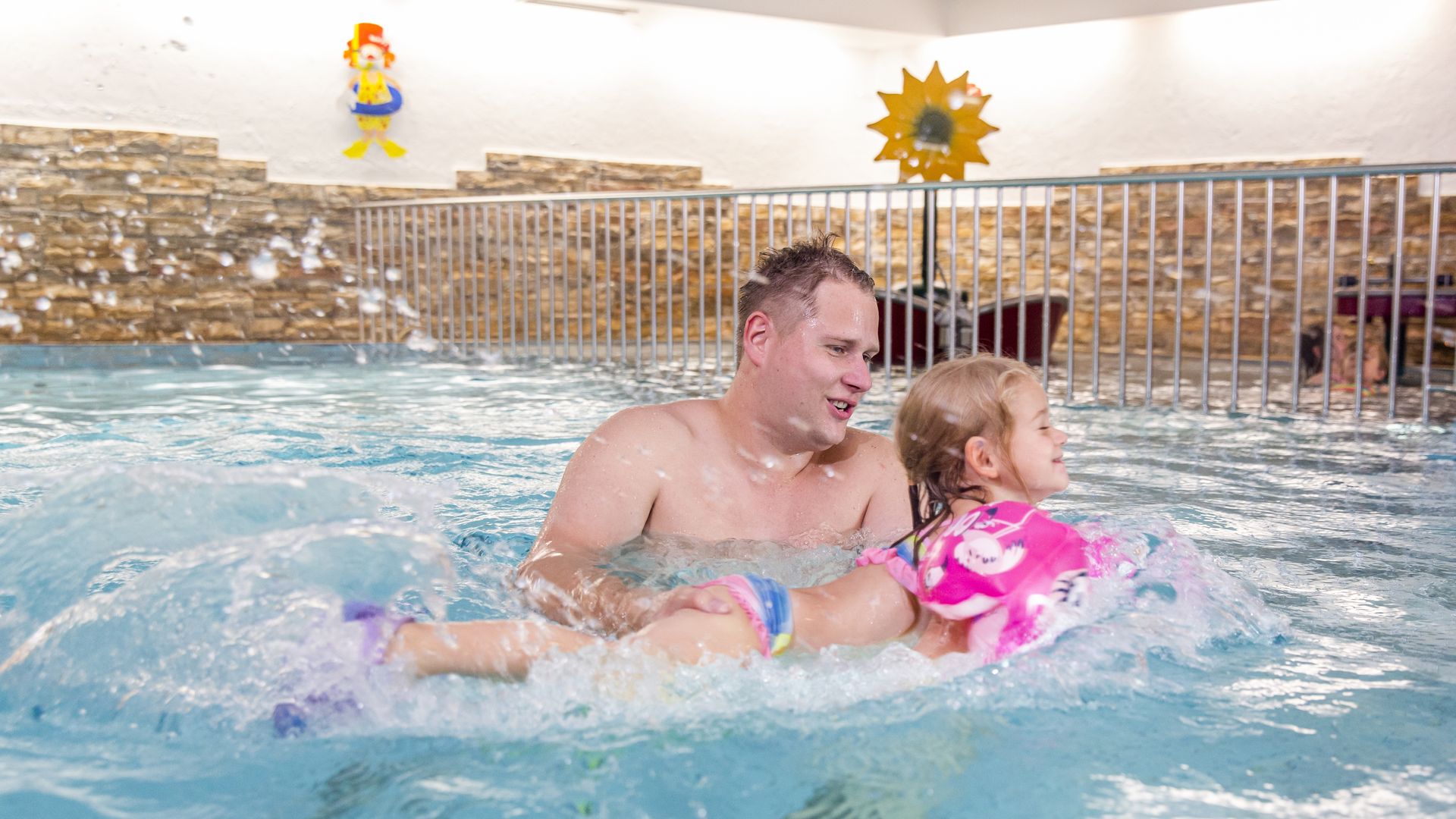 Schwimmen lernen im Urlaub Kinder – Hotel Engel Todtnauberg Schwarzwald