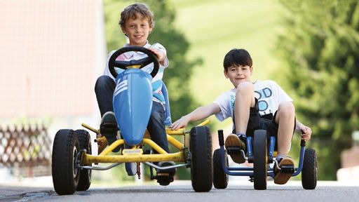 Toller Abenteuer-Spielplatz mit Fuhrpark mit Slalom-Parcours.