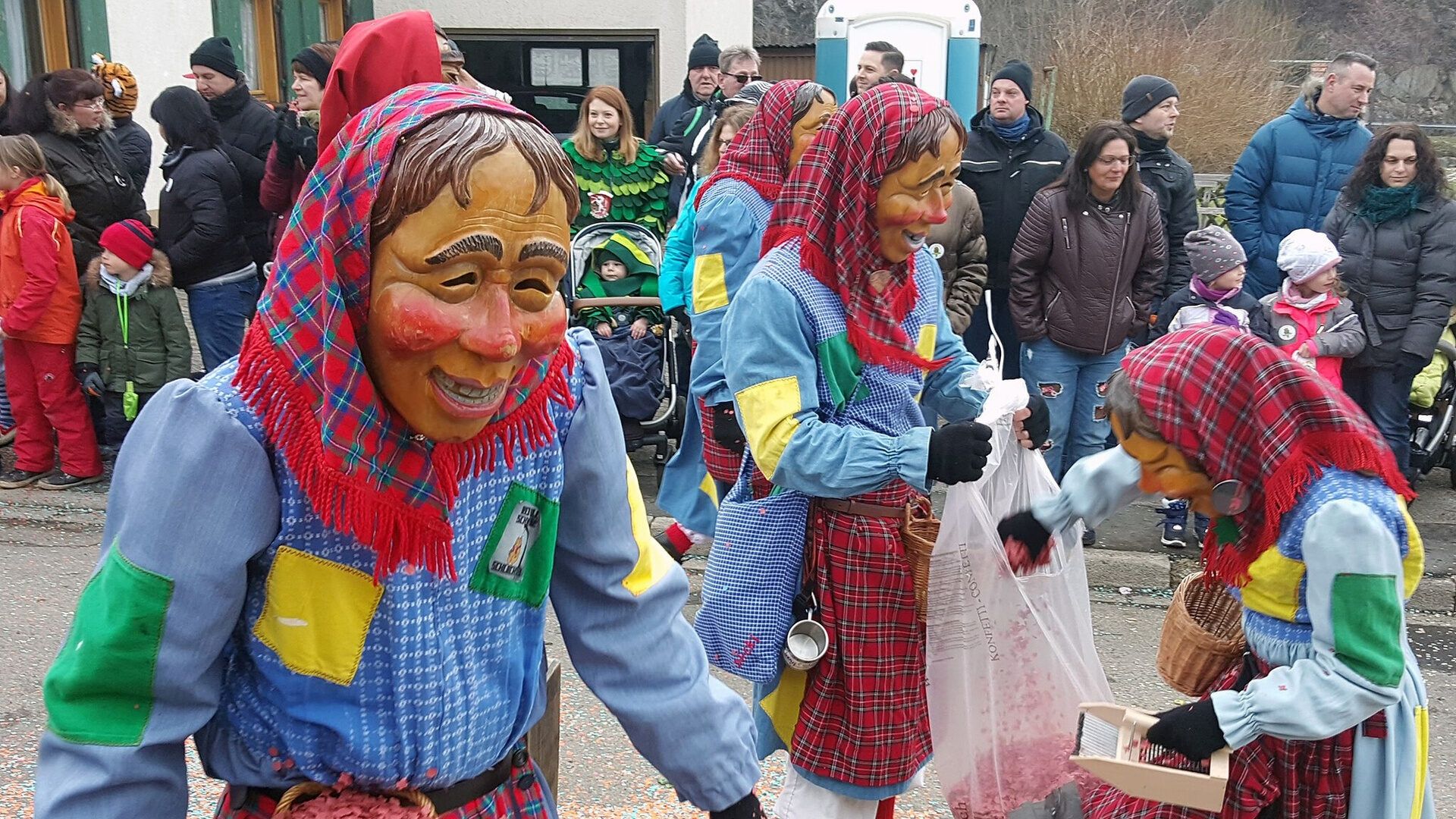 Beeriwieber Todtnauberg der Todtnauer Narrenzunft 1860 beim Jubiläumsumzug 70 Jahre Narrengilde Oberried 1949 e.V. am Sonntag, dem 20. Januar 2019 in Oberried. Dabei handelte es sich auch um das 14. Narrentreffen der Vogtei Mittlerer und Südlicher Breisgau im Verband Oberrheinischer Narrenzünfte.