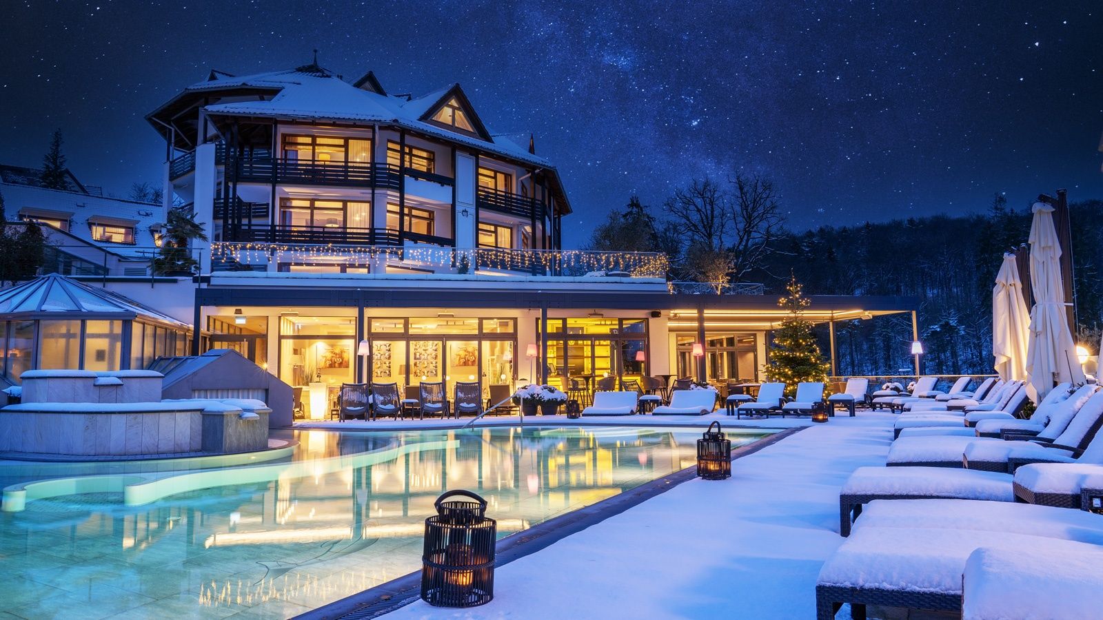 Außenpool im Schnee - Romantischer Winkel - RoLigio® & Wellness Resort