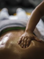 Wohlfühlen für dein Körpergefühl: Viszerale Bauchmassage + Dorn Breuss Massage - 90 min