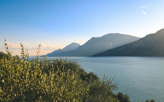 MOUNTAIN & LAKE