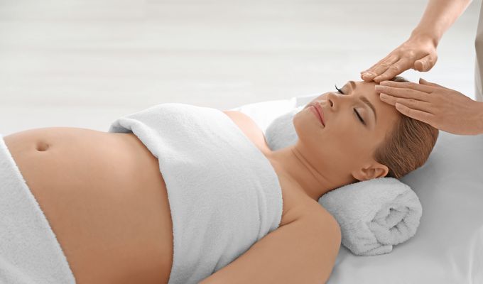 ENTSPANNENDE MASSAGE FÜR KOPF, NACKEN UND SCHULTERN FÜR SCHWANGERE FRAUEN