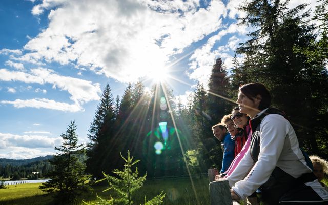 Kinder spielen im Stroh